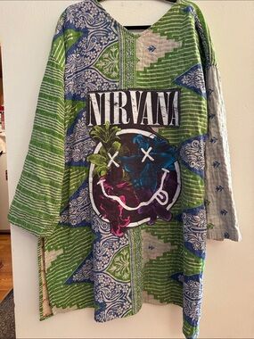 NIRVANA Kantha Serena w open slits in front and sides. Pockets Reversible OS